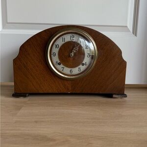 Elegant Brown Wooden Mantel Clock